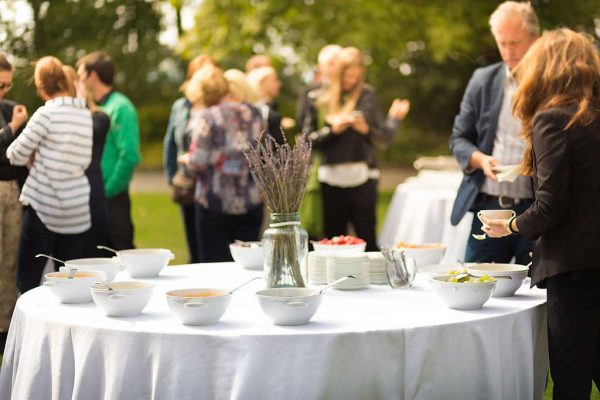 Față de masă rotundă albă pe masa de catering| Masa catering, petrecere in gradina